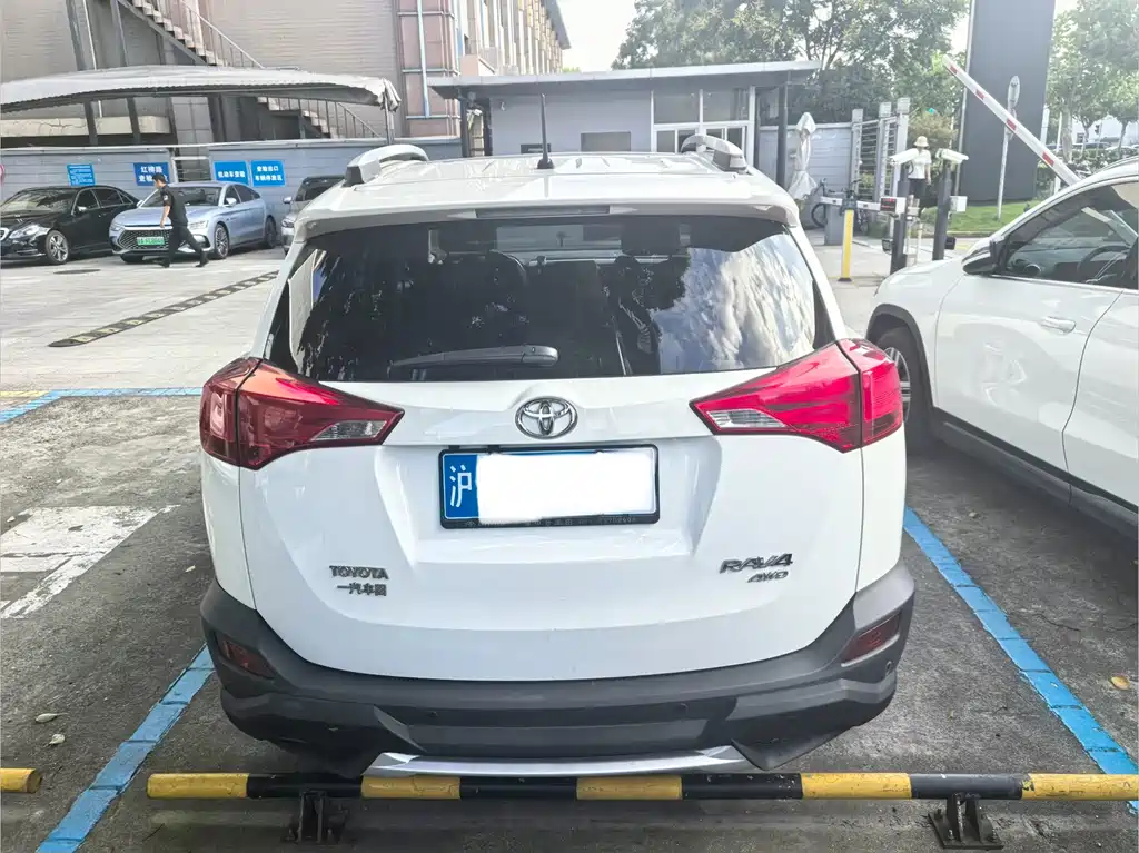 Toyota RAV4 — миниатюра 4