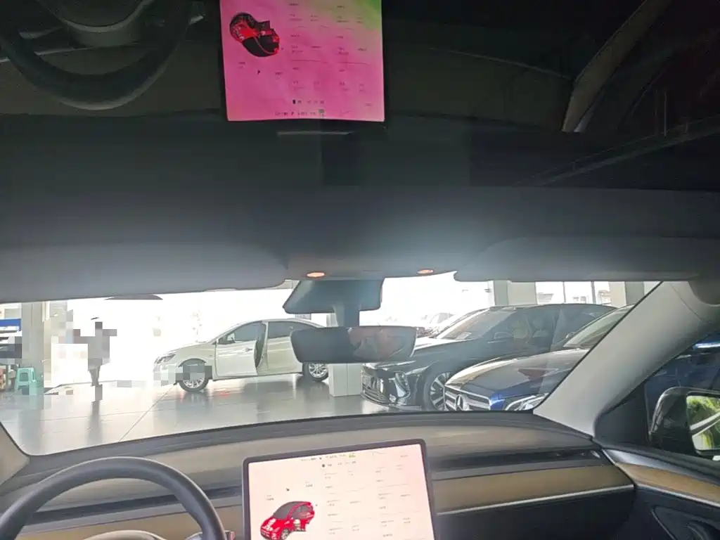 Tesla Model Y — миниатюра 18