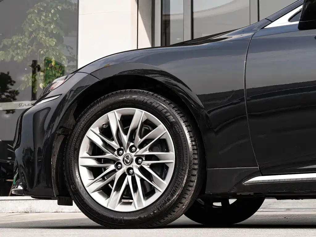 Lexus LS — миниатюра 8