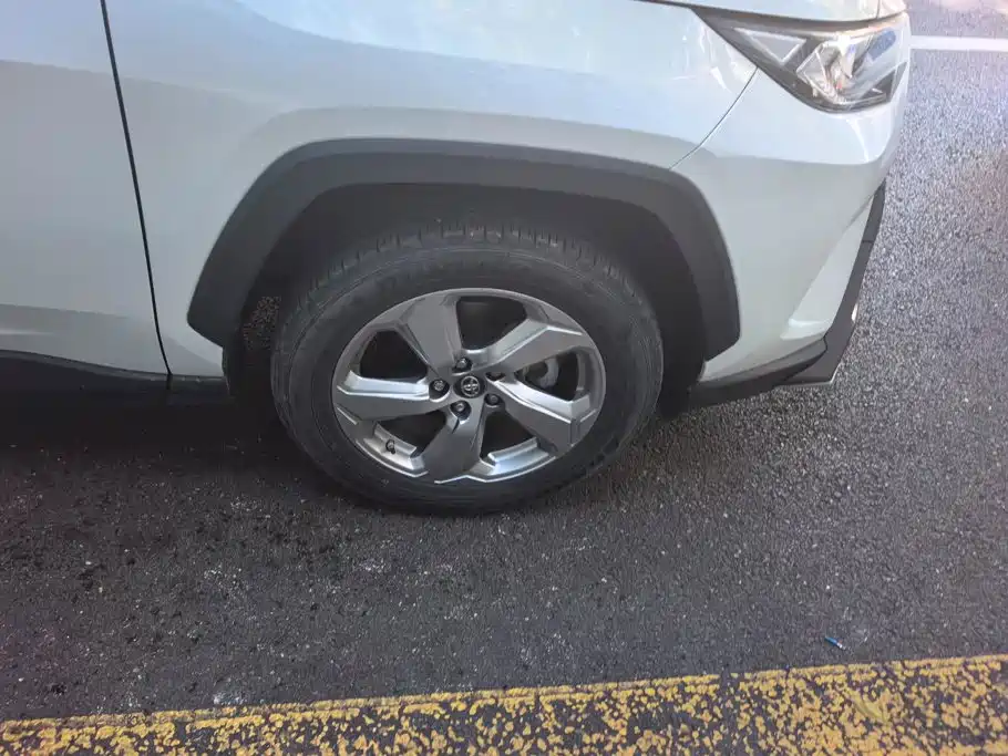 Toyota RAV4 — миниатюра 6