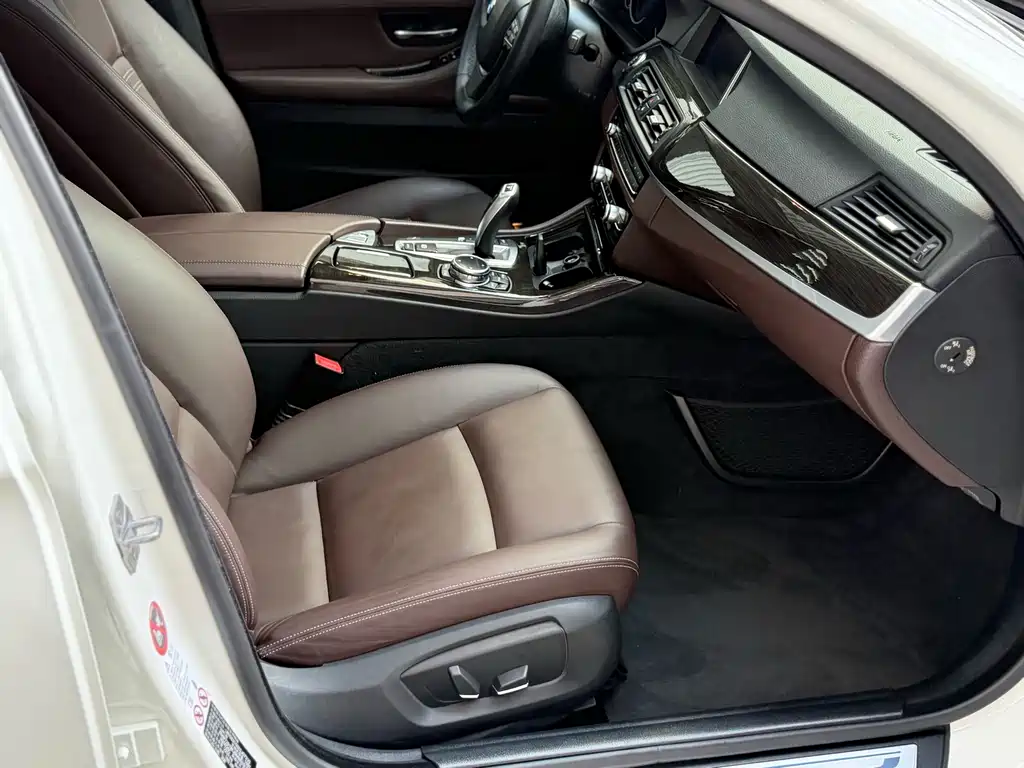 BMW 5 Series — миниатюра 7