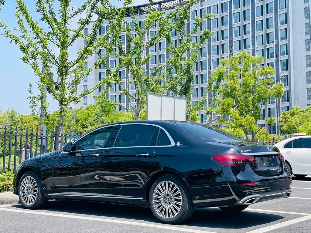 Mercedes-Benz E-Class — миниатюра 7