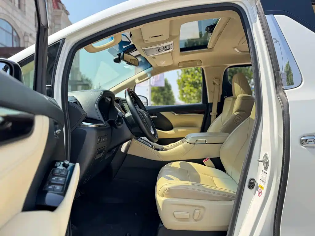 Toyota Alphard — миниатюра 5