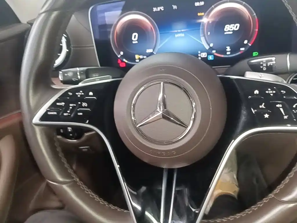 Mercedes-Benz E-Class — миниатюра 11