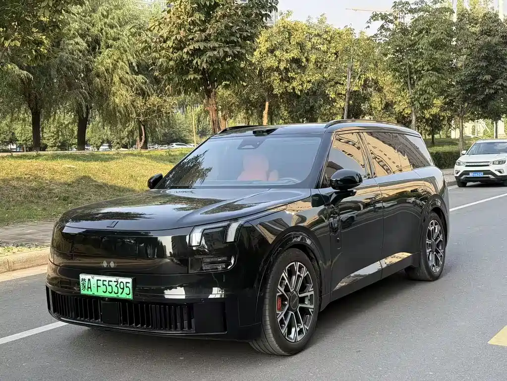 Lynk & Co 900