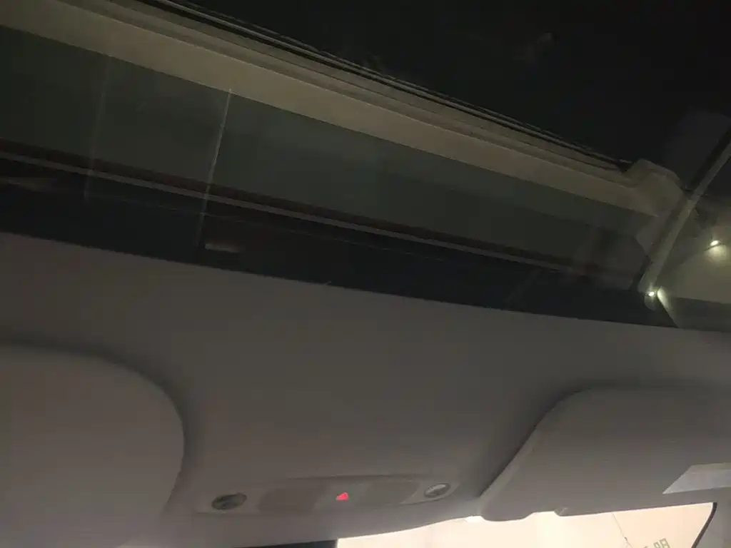 Tesla Model Y — миниатюра 18