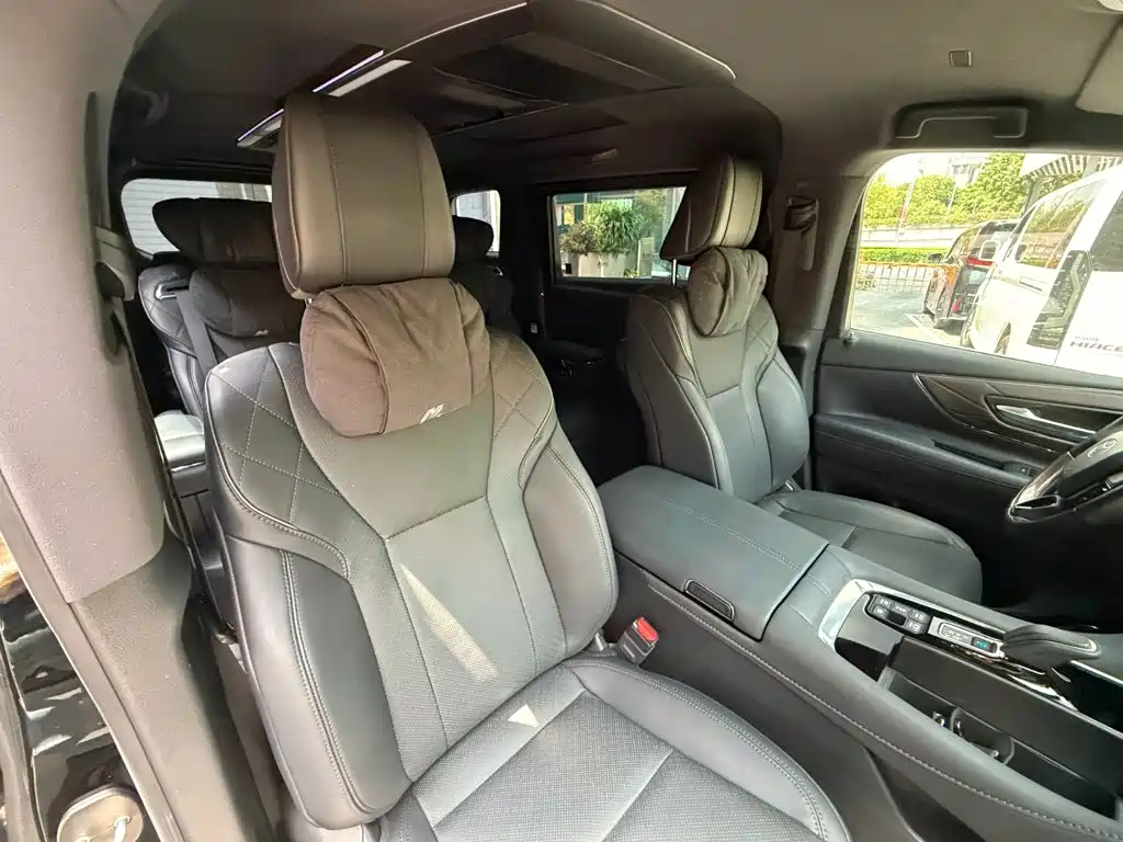 Toyota Alphard — миниатюра 9