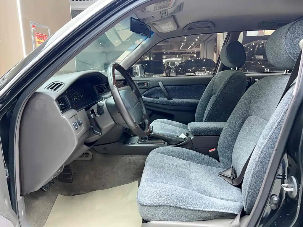 Toyota Crown 2001 3.0L AT
