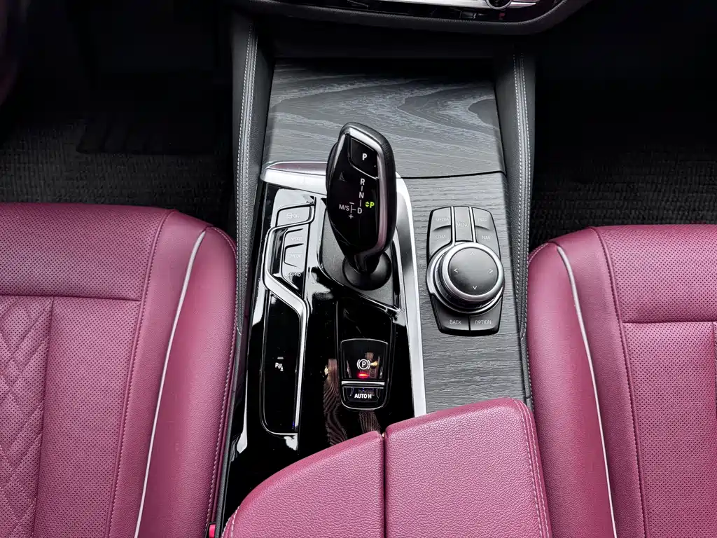 BMW 5 Series — миниатюра 7