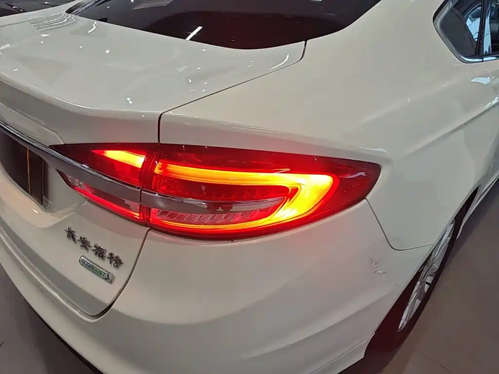 Ford Mondeo — миниатюра 8