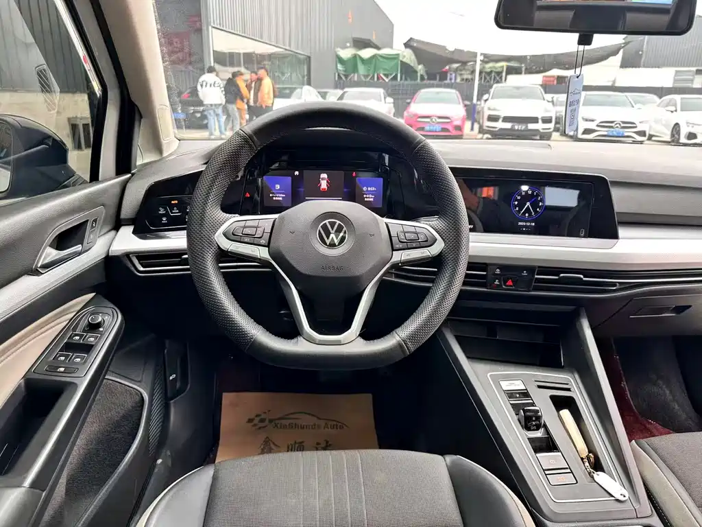 VOLKSWAGEN GOLF