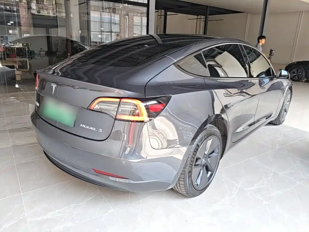 Tesla Model 3 — миниатюра 7