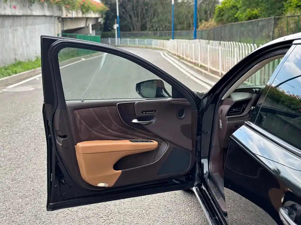 Lexus LS 2018 500h V