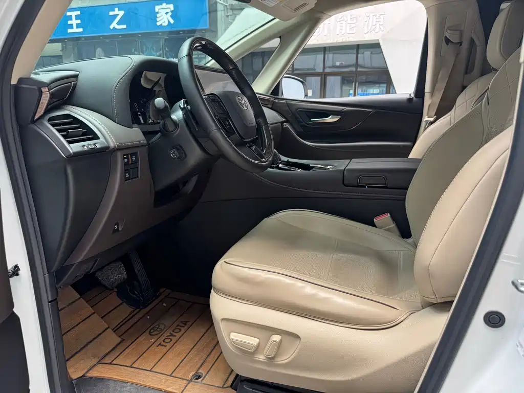 Toyota Alphard — миниатюра 4