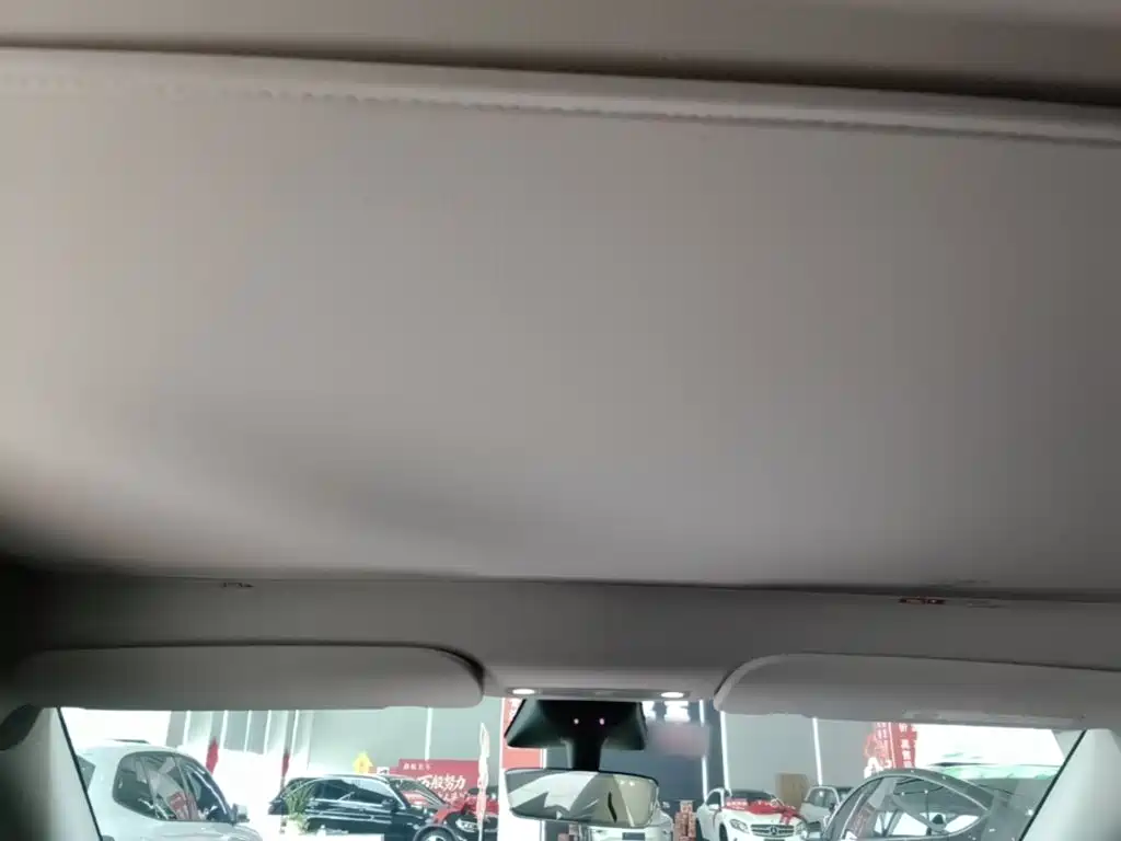 Tesla Model Y — миниатюра 18