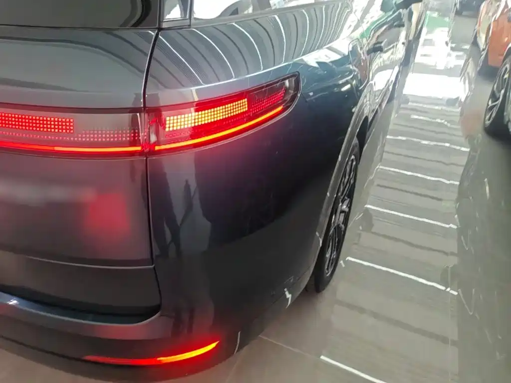 Lynk & Co 900 — миниатюра 8