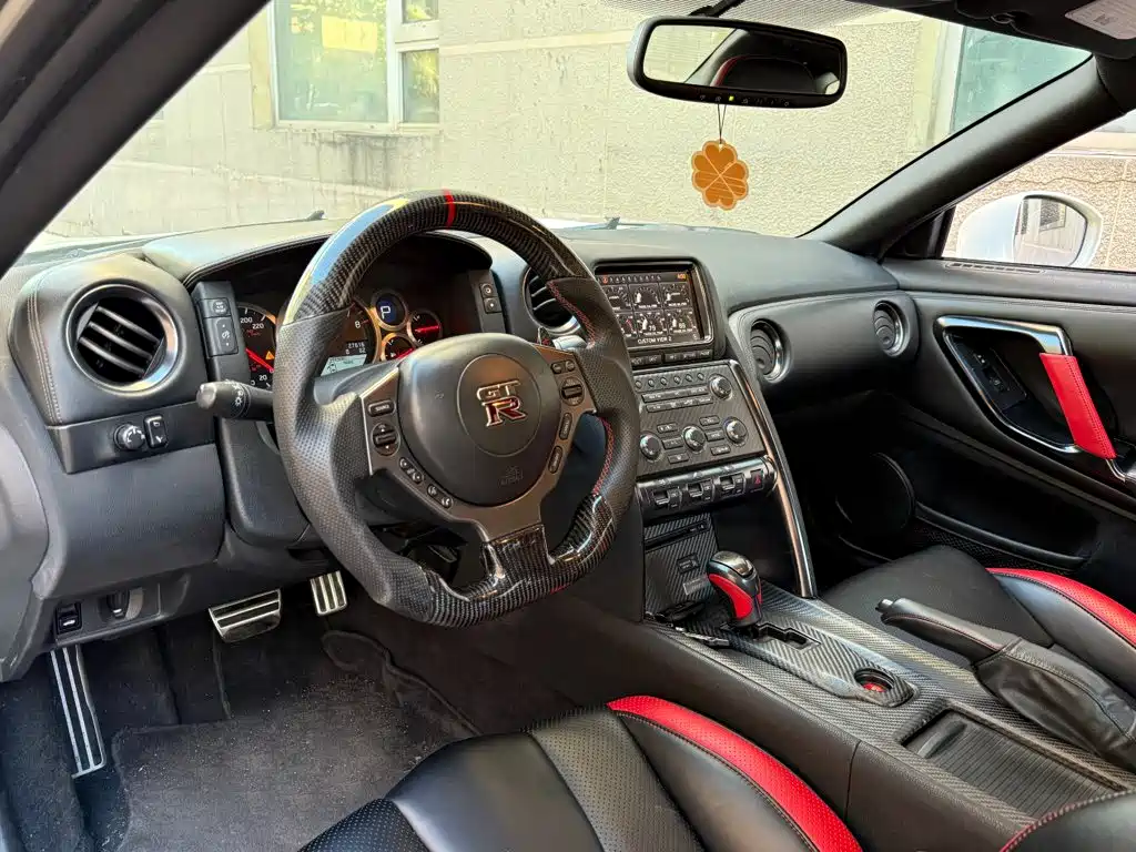 Nissan GT-R — миниатюра 8