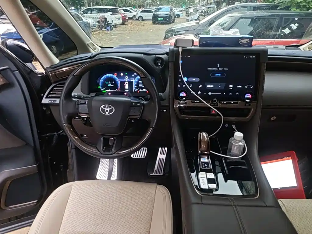 Toyota Alphard — миниатюра 13