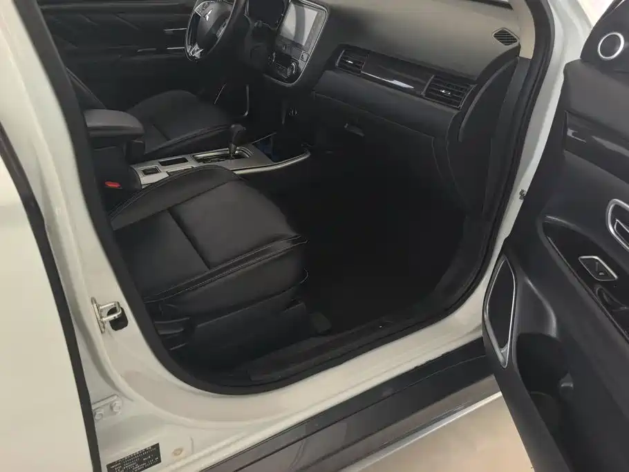 Mitsubishi Outlander — миниатюра 8