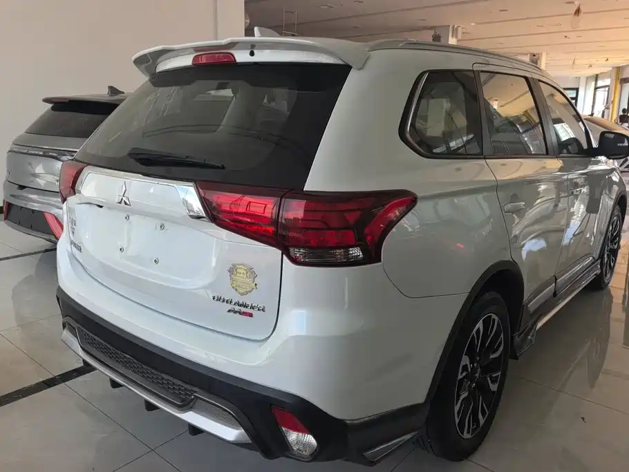 Mitsubishi Outlander — миниатюра 3