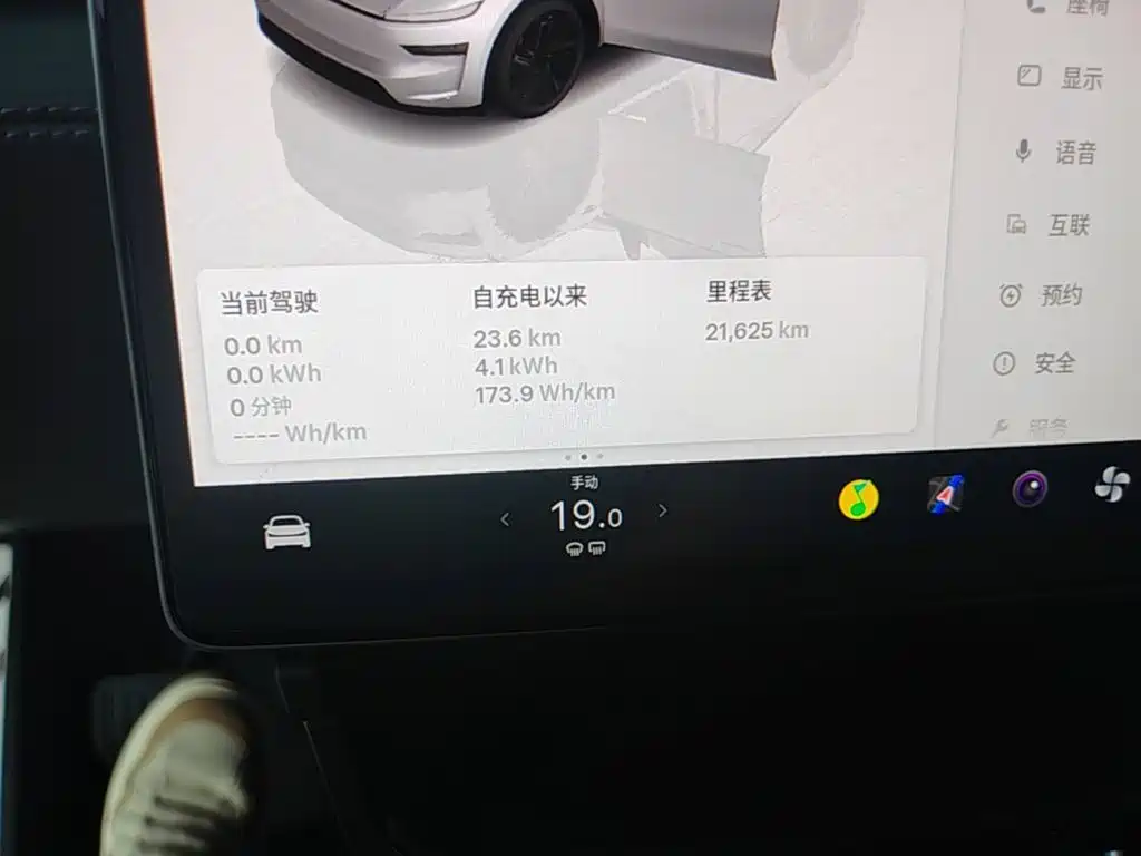 Tesla Model Y — миниатюра 12