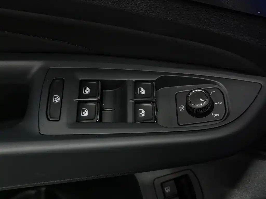 Volkswagen Passat PHEV — миниатюра 9