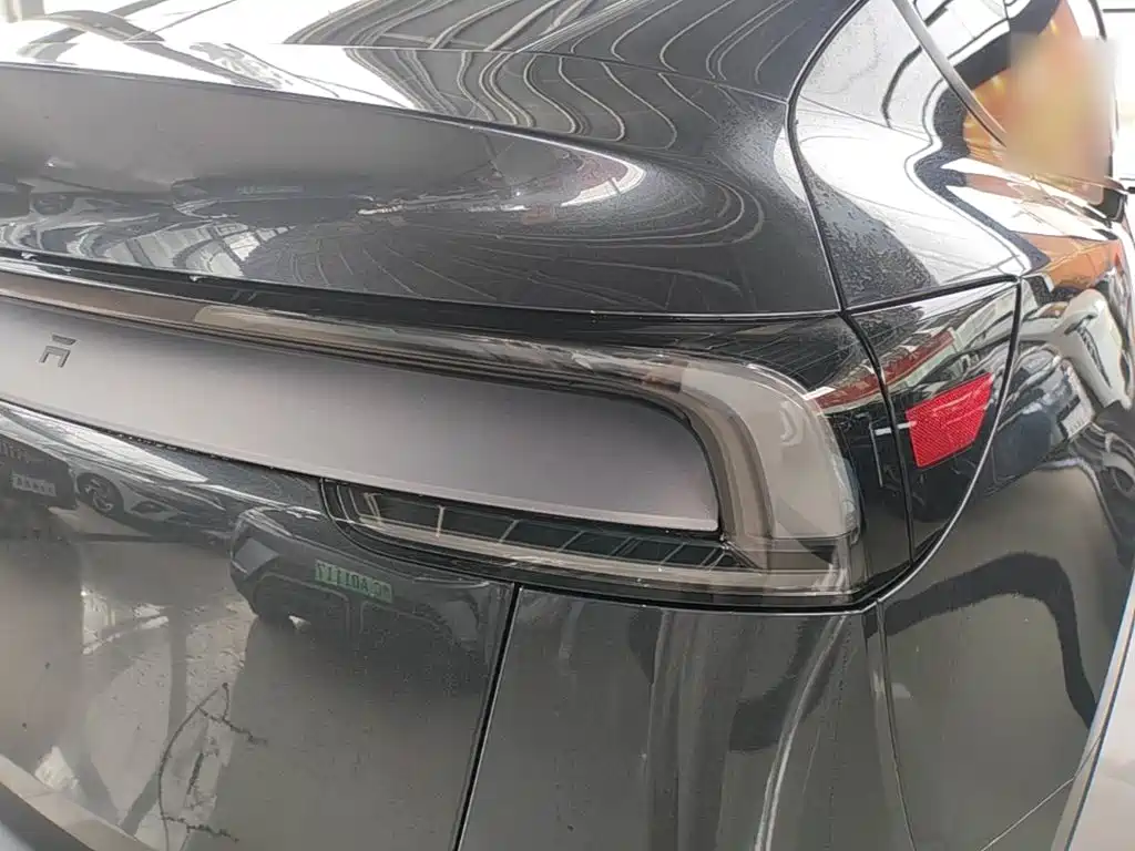 Tesla Model Y — миниатюра 8