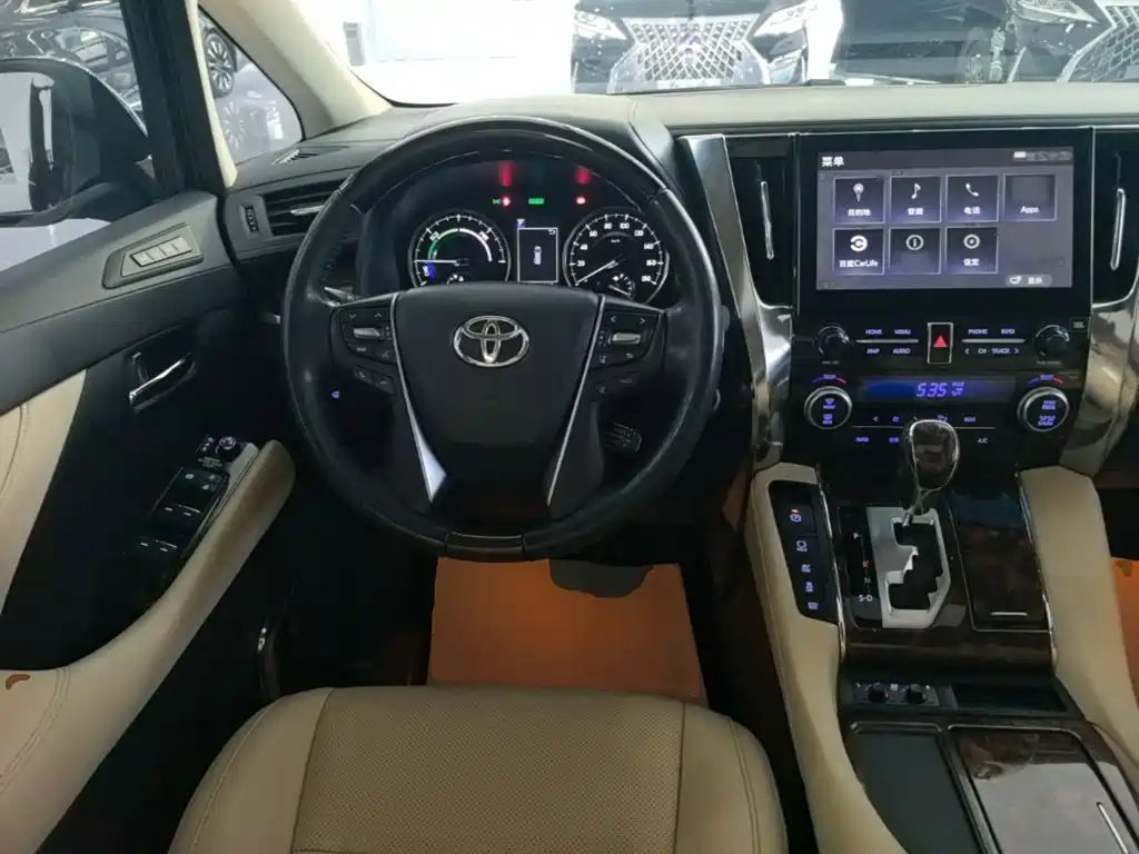 Toyota Alphard — миниатюра 11