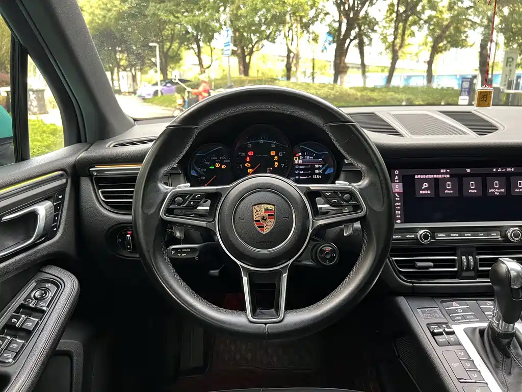 PORSCHE MACAN