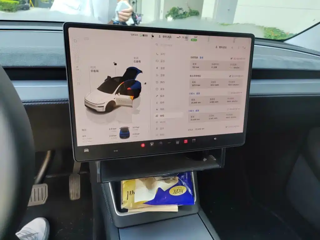 Tesla Model Y — миниатюра 9