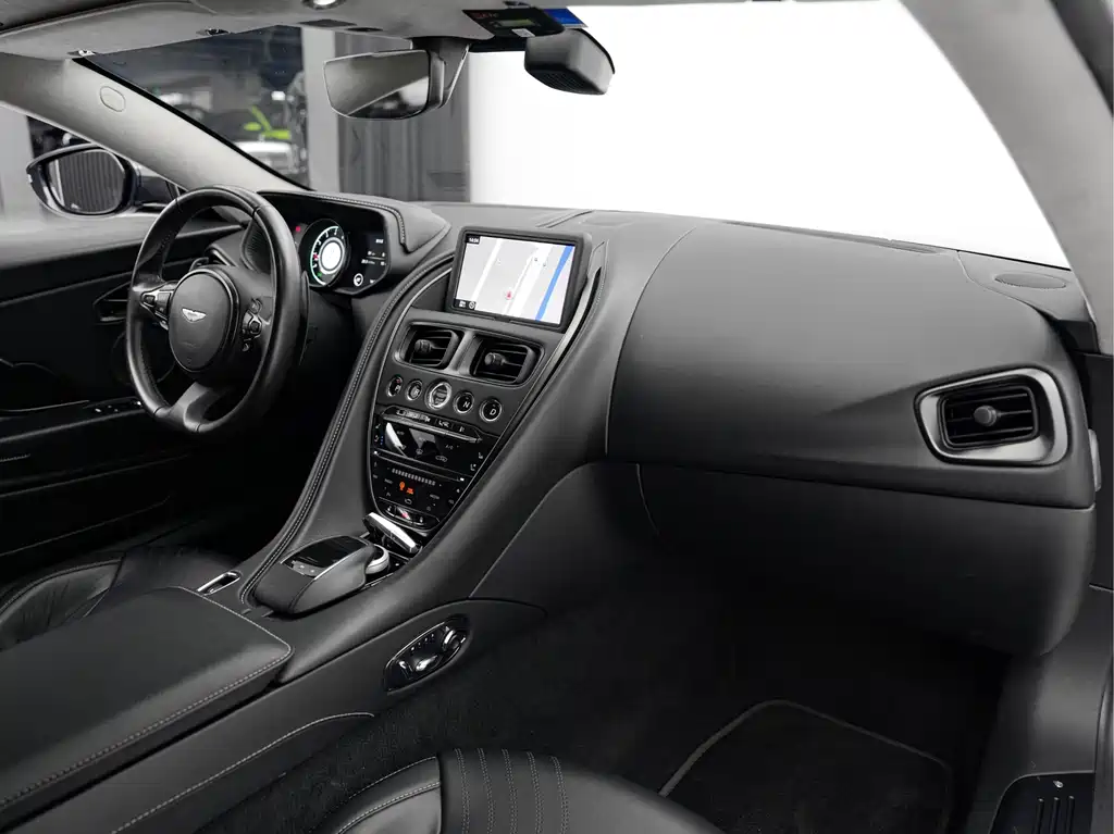 Aston Martin DB11 — миниатюра 11