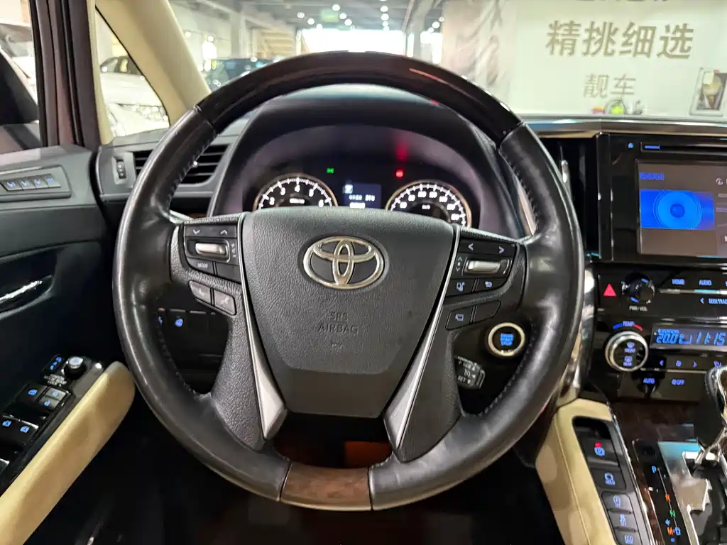 Toyota Alphard — миниатюра 9