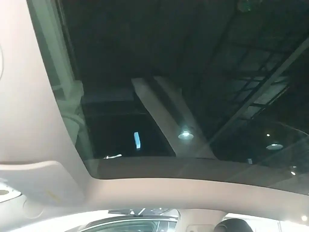 Tesla Model Y — миниатюра 18