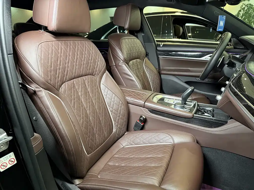 BMW 7 Series — миниатюра 8