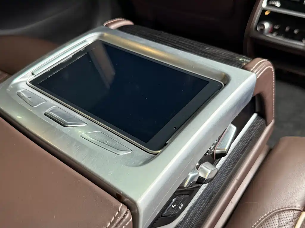 BMW 7 Series — миниатюра 9