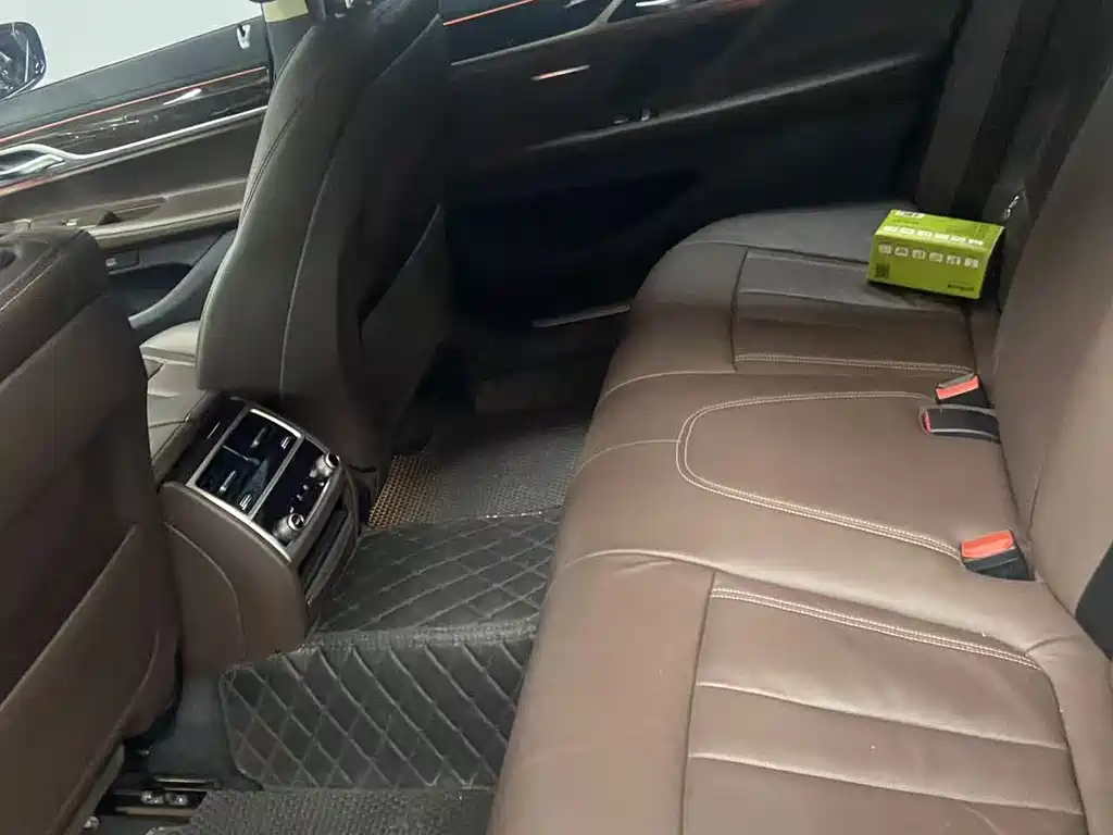 BMW 7 Series — миниатюра 6