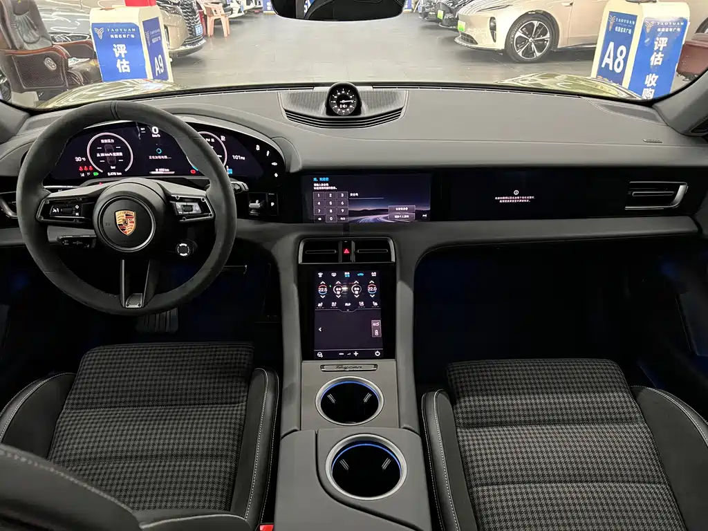 Porsche Taycan — миниатюра 9