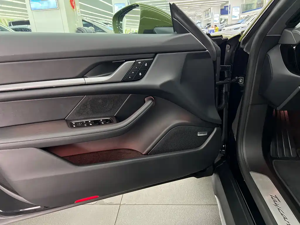 Porsche Taycan — миниатюра 11