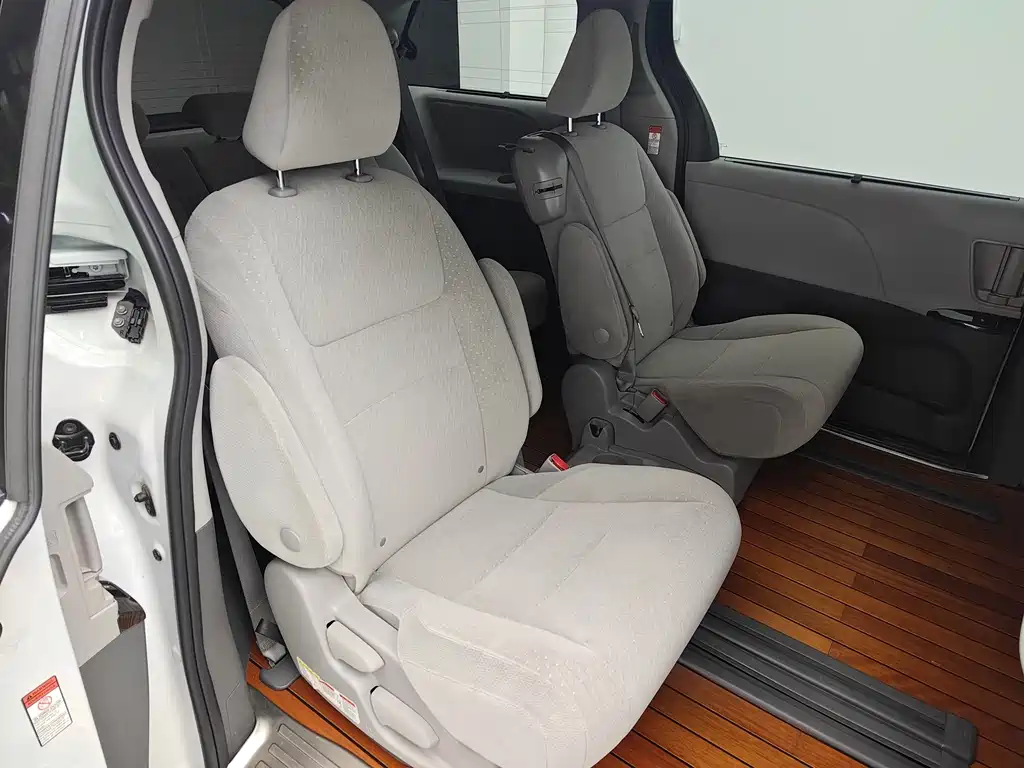 Toyota Sienna — миниатюра 20