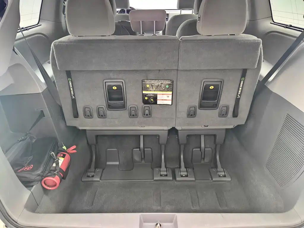 Toyota Sienna — миниатюра 24