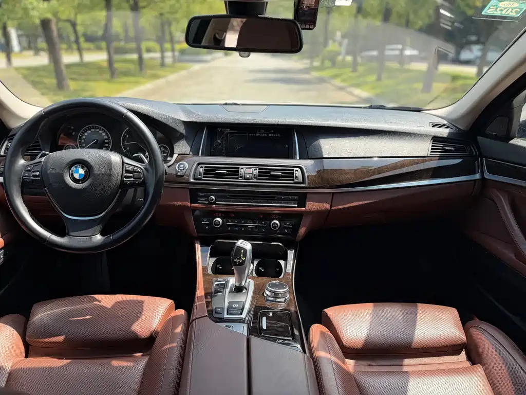 BMW 5 Series — миниатюра 11