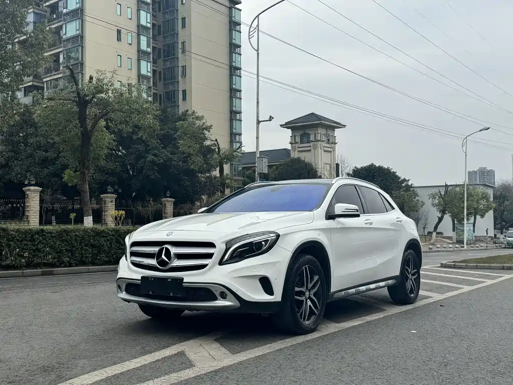 MERCEDES-BENZ  GLA