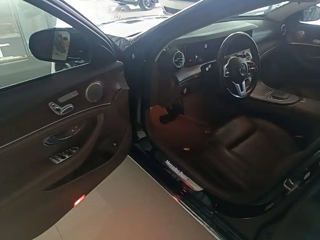 Mercedes-Benz E-Class — миниатюра 16