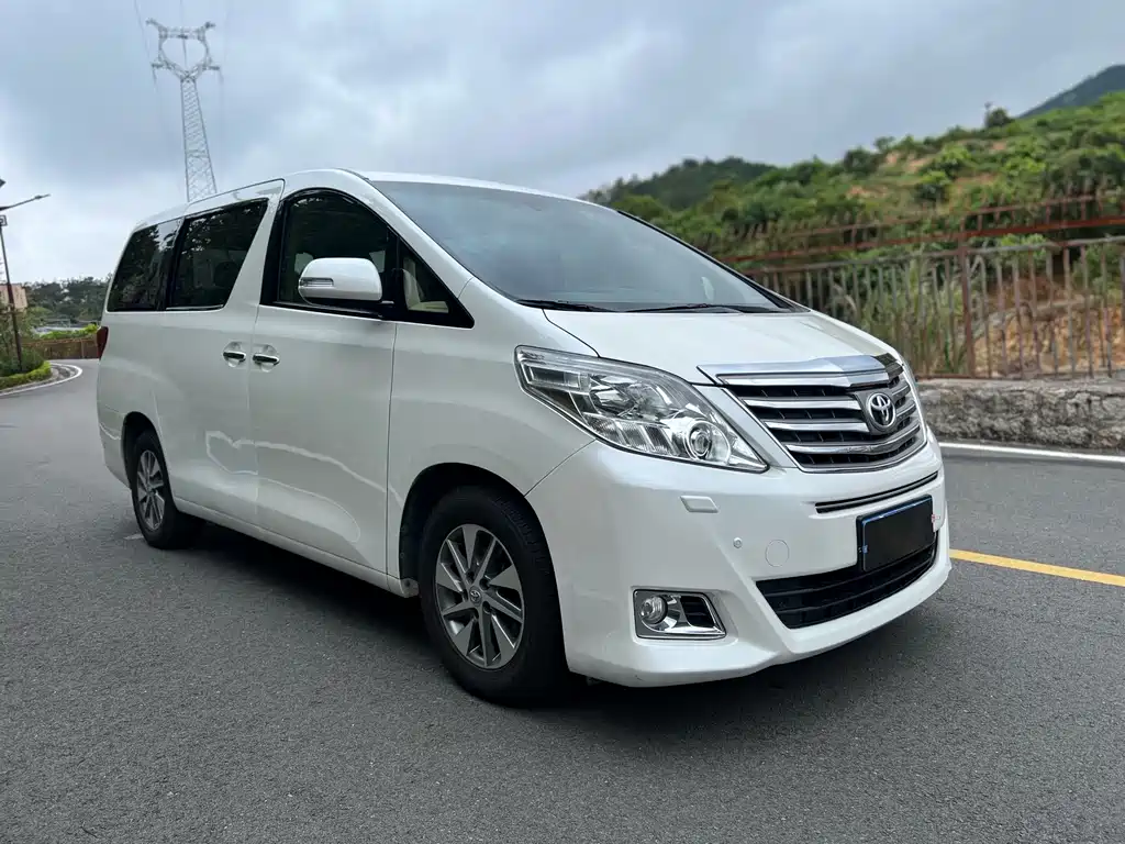 Toyota Alphard — миниатюра 3