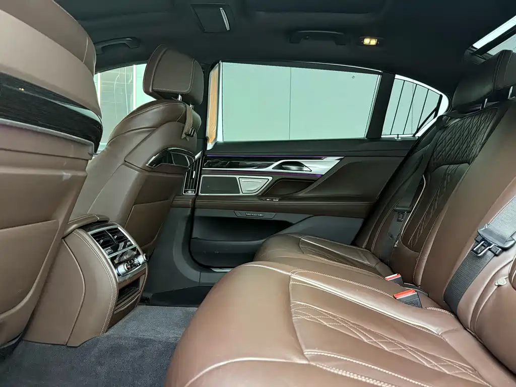 BMW 7 Series — миниатюра 10