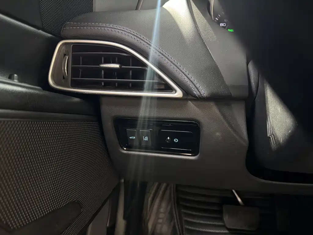 Jaguar XE — миниатюра 12