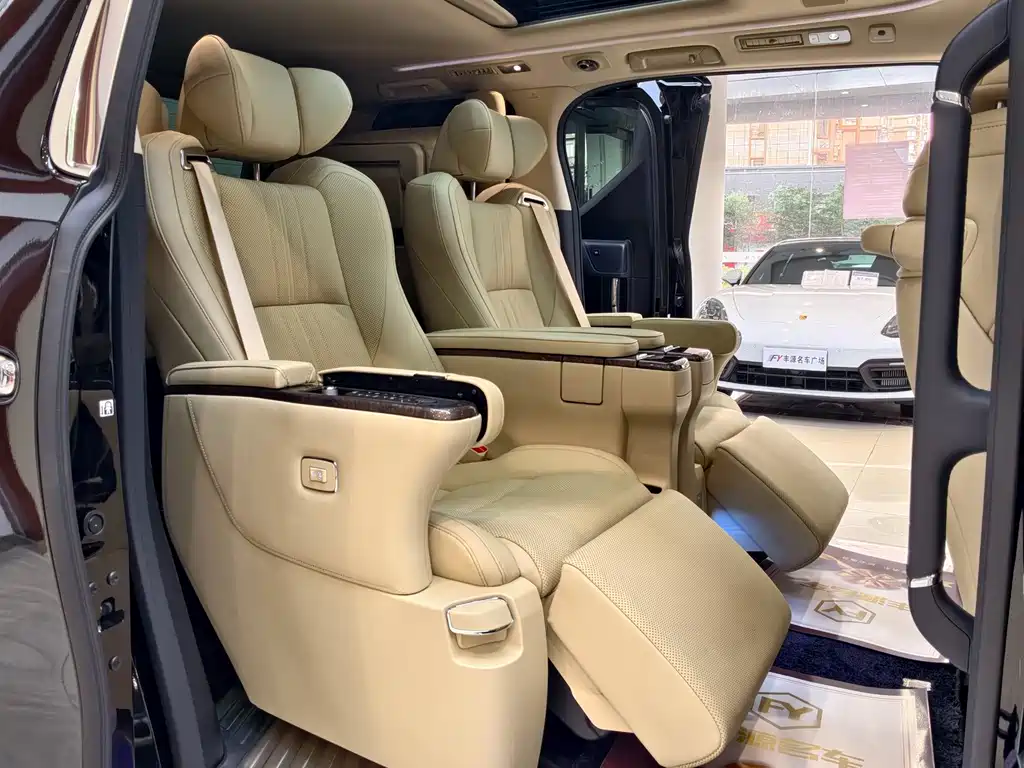 Toyota Vellfire — миниатюра 10