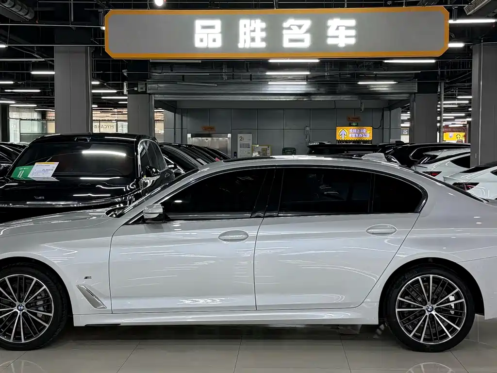 BMW 5 Series — миниатюра 4