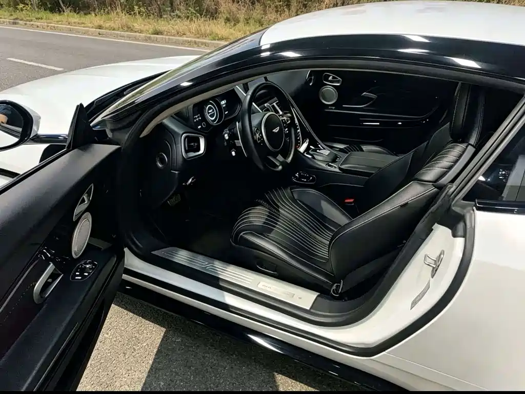 Aston Martin DB11 — миниатюра 5