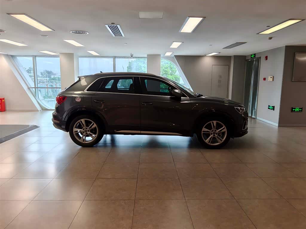 Audi Q3 1.4 л 2021 г. Серебристо-серый, пробег 28000 км